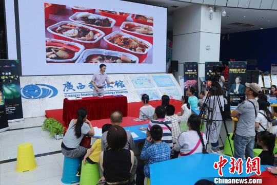 身广西 揭开“网红美食”的奥秘ag旗舰厅首页食品安全专家现